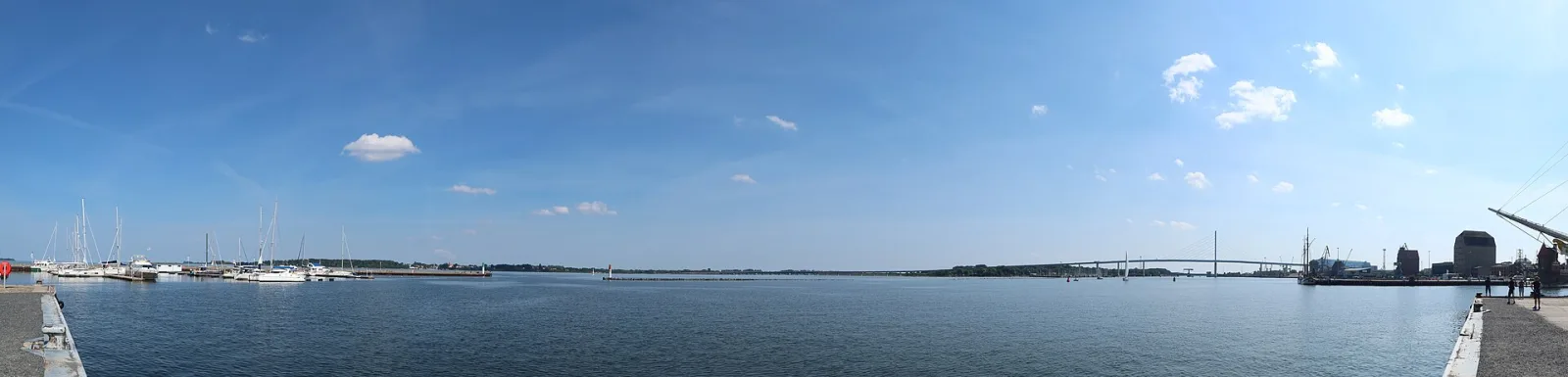 Hafen von Stralsund mit Altstadtkulisse