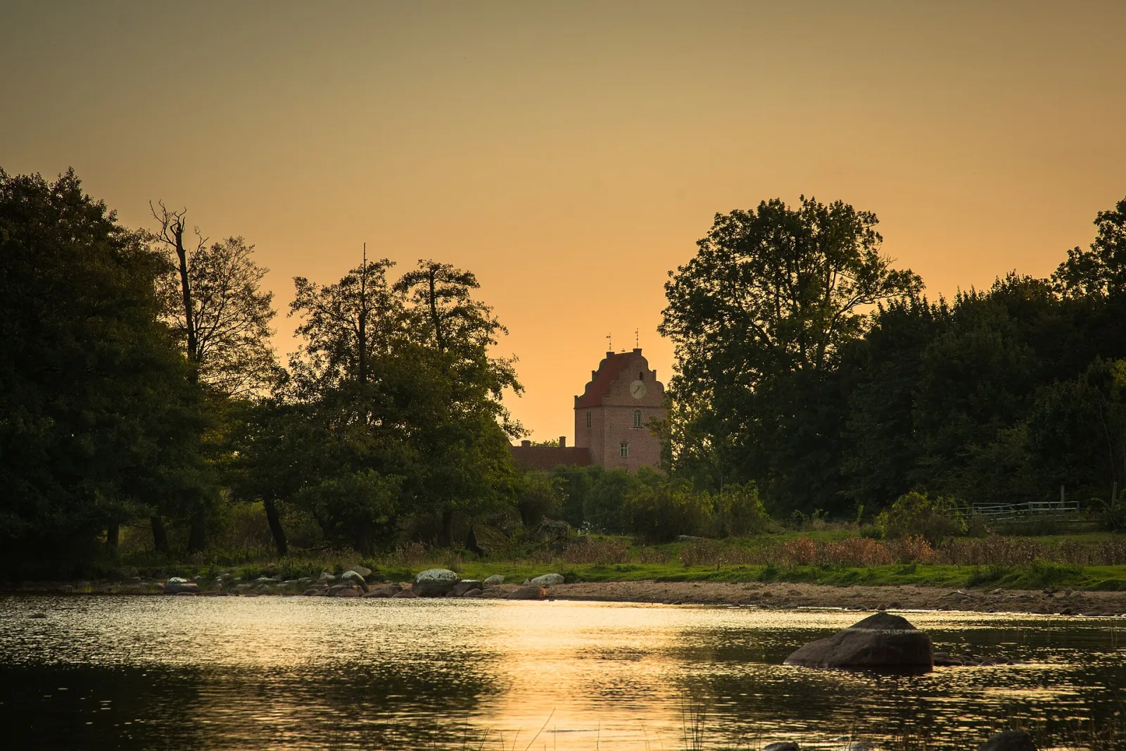 Schloss Bäckaskog am Wasser