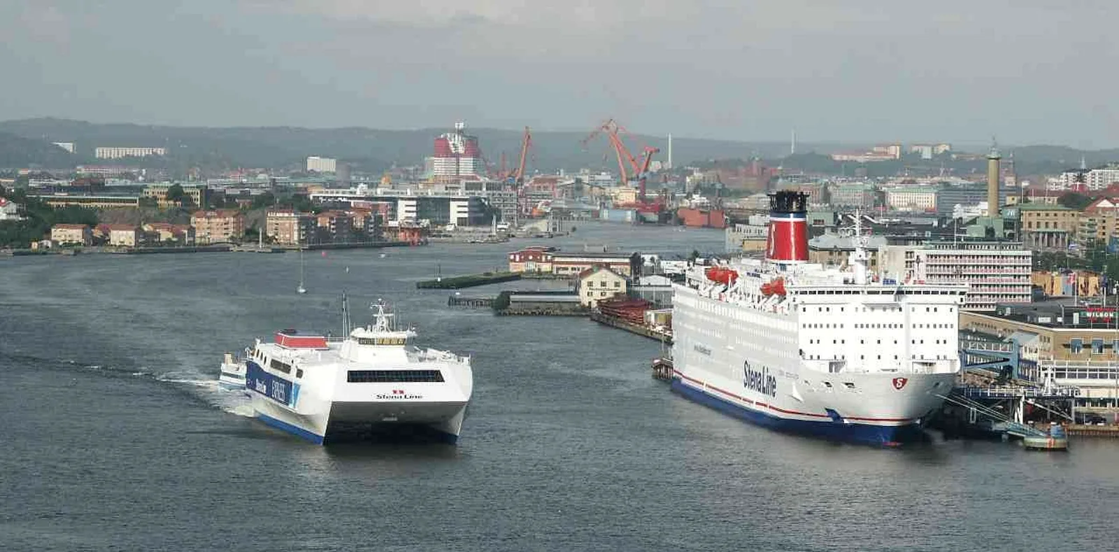 Göteborg-Hafen mit Schiffen und Skyline
