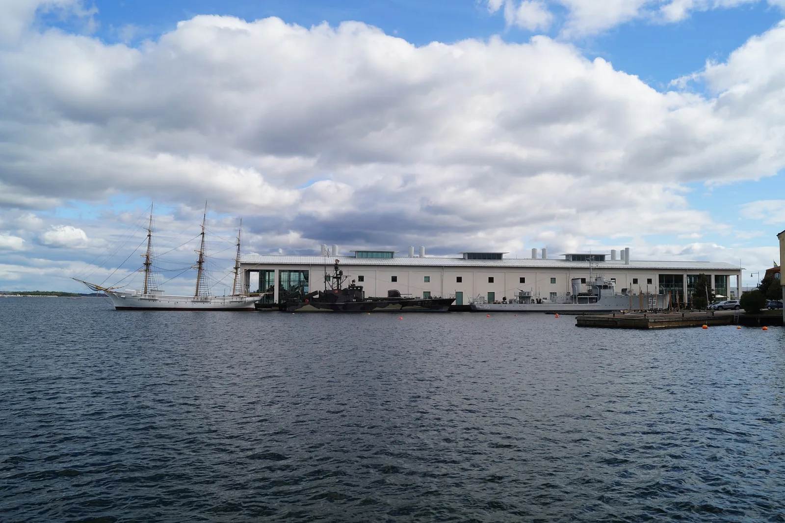 Marinmuseum Karlskrona mit Schiffen am Kai
