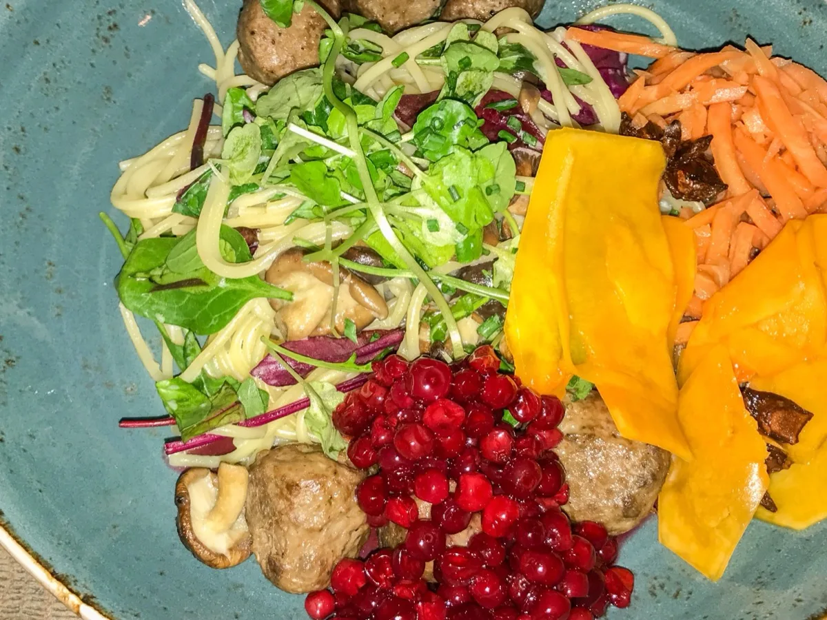 Schwedische Köttbullar mit Preiselbeeren – ein klassisches Tellergericht an Bord der TT-Line