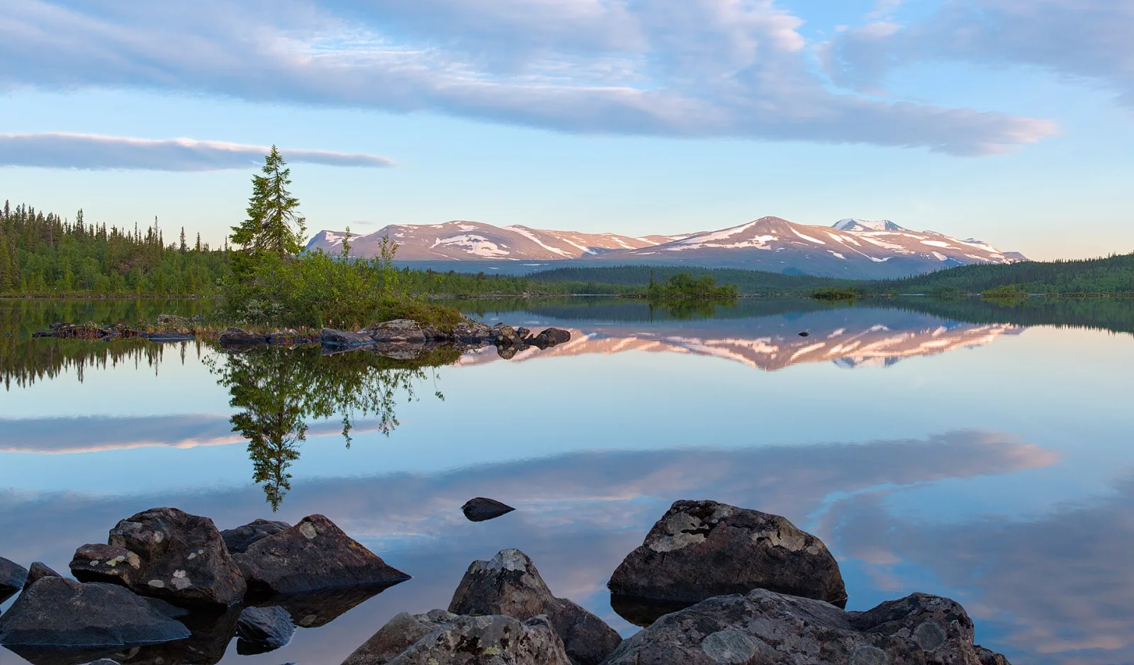Stuor Dáhtá-See am Kungsleden bei goldenem Licht