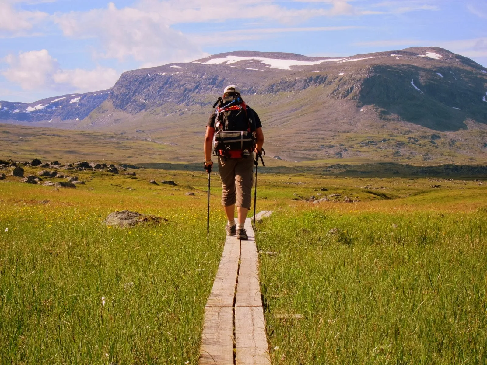 Wanderer auf dem Kungsleden über die Tundra