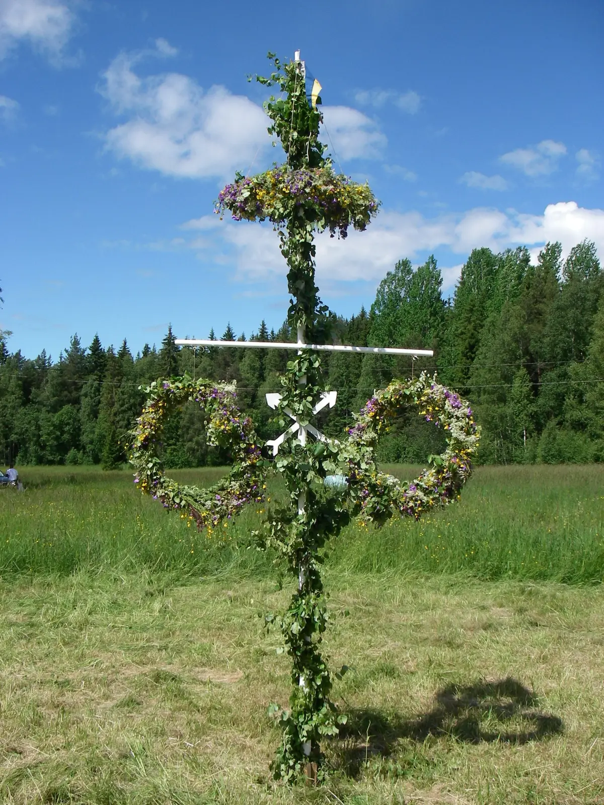 Aufrichten der Maistange (midsommarstång) zu Mittsommer