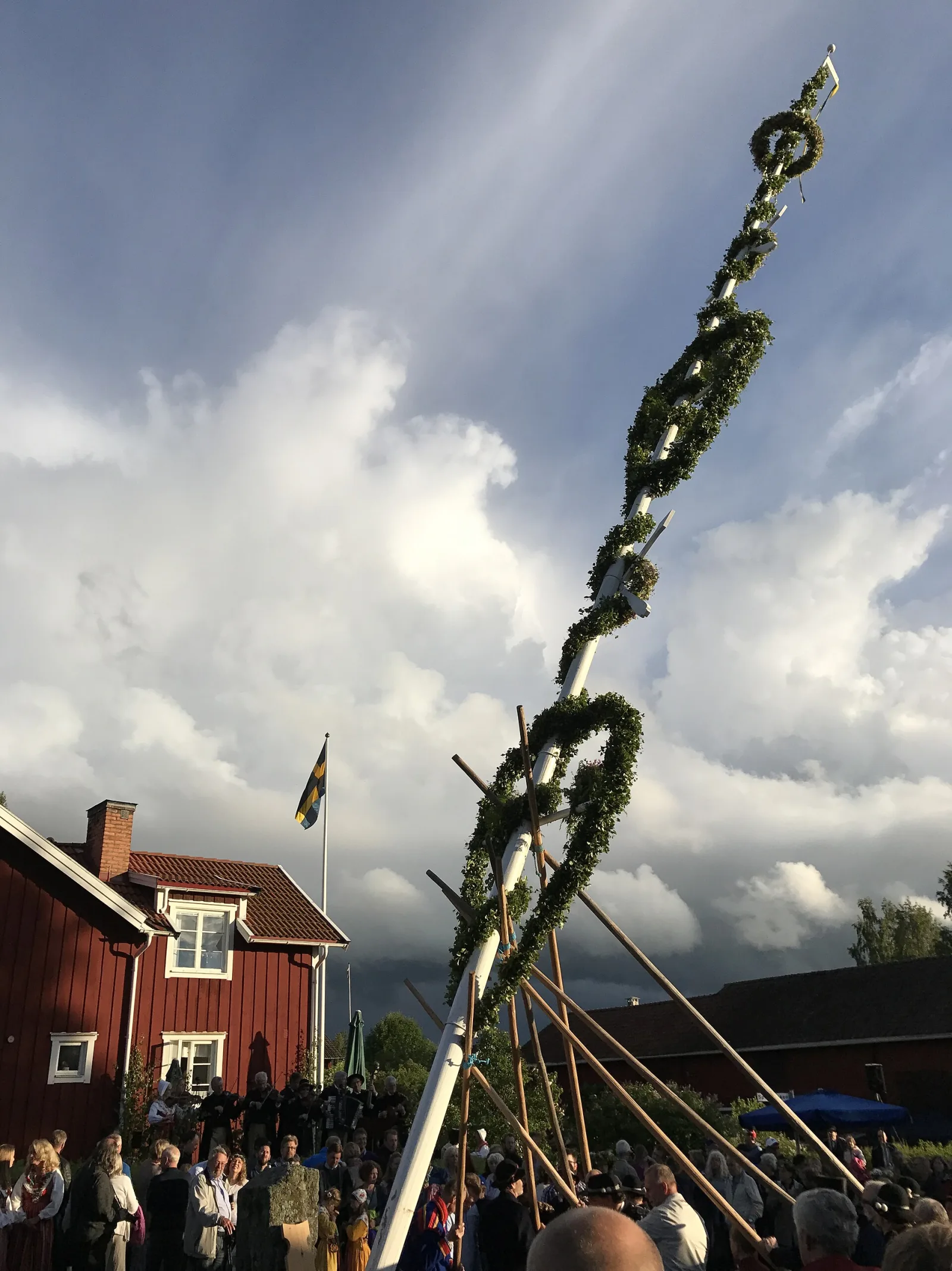 Mittsommer-Feier in Dalarna mit Maistange und Trachten