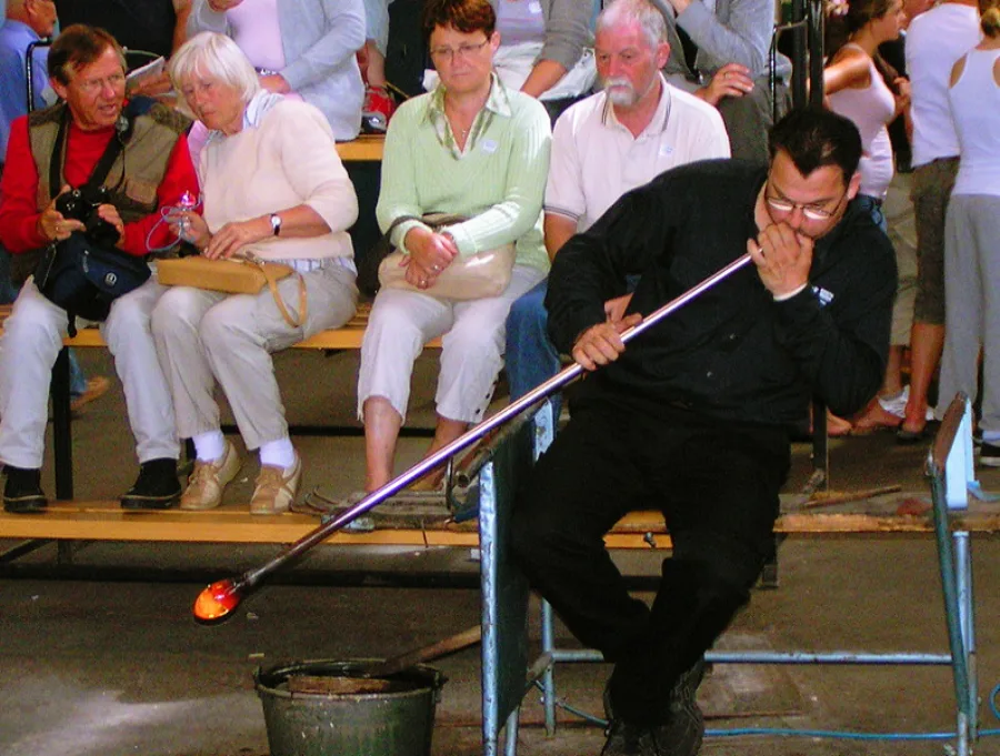 Glasbläser bei der Arbeit in Kosta — Smålands Glasreich