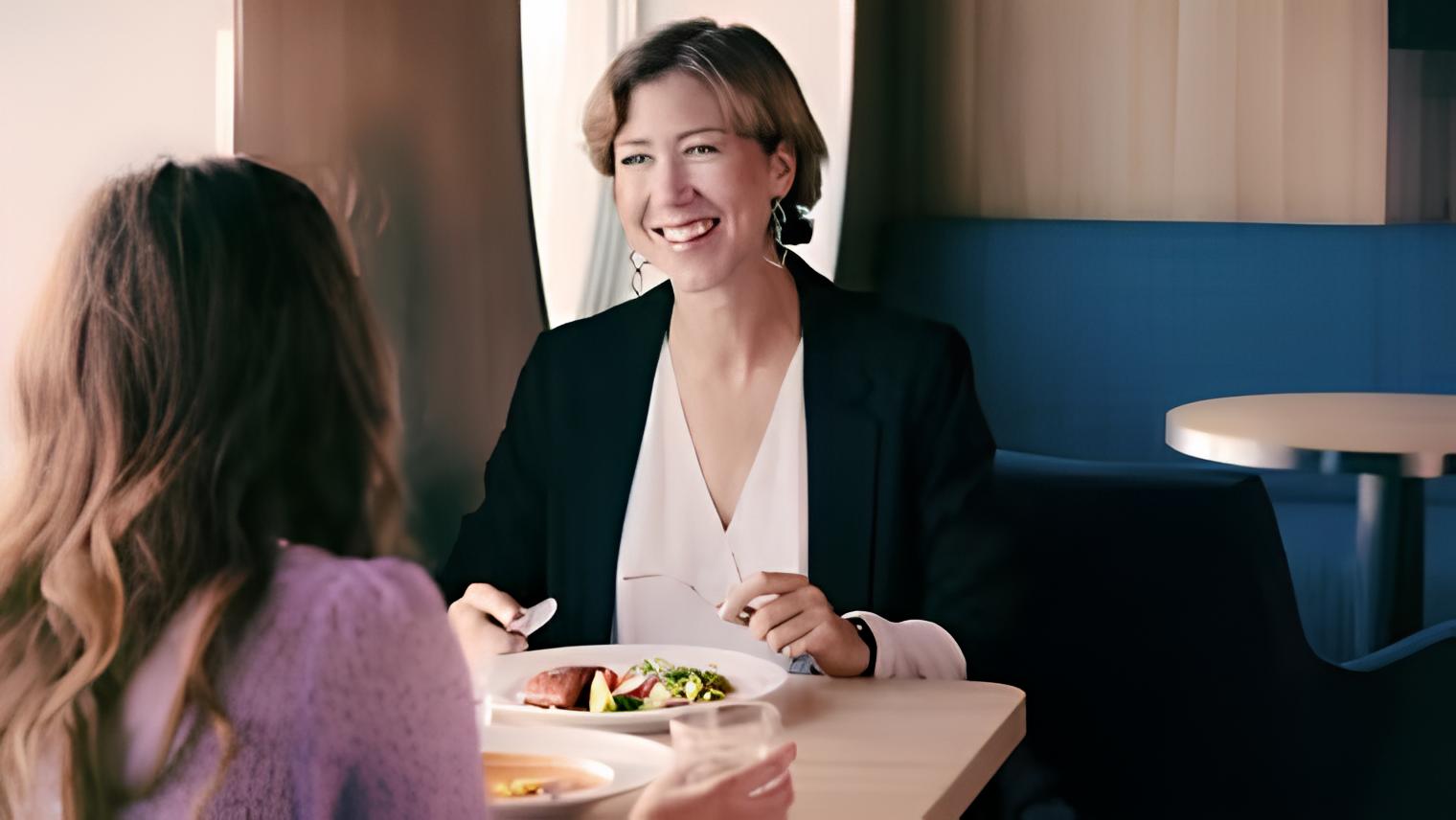 Restaurant an Bord der Fähre Mecklenburg-Vorpommern mit kulinarischen Angeboten